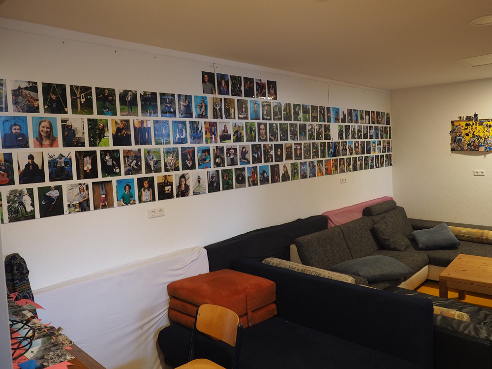 Bilderwand der Kinder und Jugend Leiter / Leiterinnen der ökologischen Zeltlager.